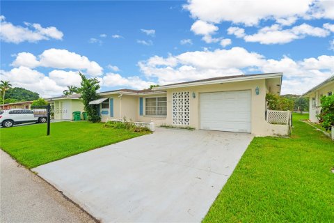 Villa ou maison à vendre à Tamarac, Floride: 2 chambres, 146.88 m2 № 1325639 - photo 1