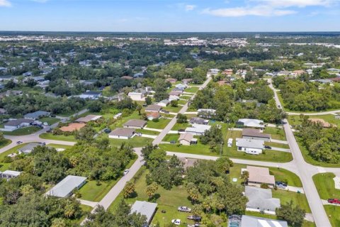 House in Port Charlotte, Florida 3 bedrooms, 165.55 sq.m. № 1374775 - photo 10