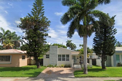House in Hollywood, Florida 3 bedrooms, 156.08 sq.m. № 1096865 - photo 2