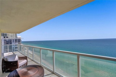 Condo in Sunny Isles Beach, Florida, 2 bedrooms  № 1096867 - photo 1