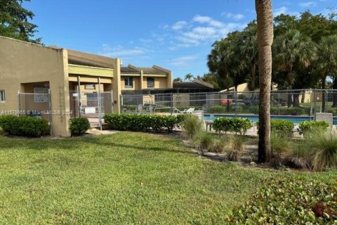 Townhouse in Pembroke Pines, Florida 2 bedrooms, 100.33 sq.m. № 1154778 - photo 18
