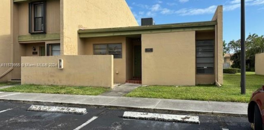 Townhouse in Pembroke Pines, Florida 2 bedrooms, 100.33 sq.m. № 1154778
