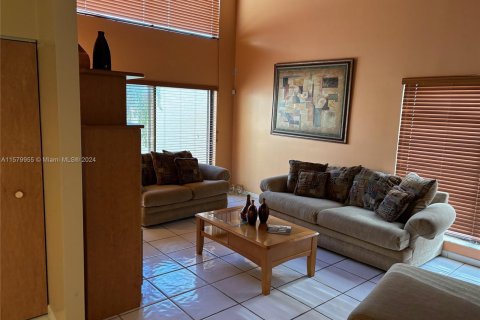 Townhouse in Pembroke Pines, Florida 2 bedrooms, 100.33 sq.m. № 1154778 - photo 5