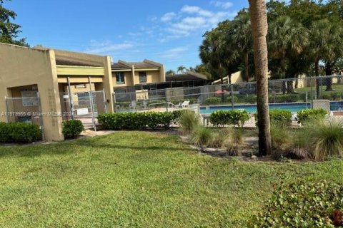 Townhouse in Pembroke Pines, Florida 2 bedrooms, 100.33 sq.m. № 1154778 - photo 3