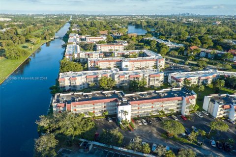 Condo in Lauderhill, Florida, 2 bedrooms  № 1238202 - photo 1