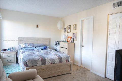 Condo in Lauderhill, Florida, 2 bedrooms  № 1238202 - photo 13