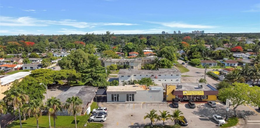 Commercial property in South Miami, Florida № 552543