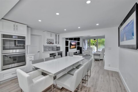 Casa en venta en Fort Lauderdale, Florida, 6 dormitorios, 361.2 m2 № 1320875 - foto 9