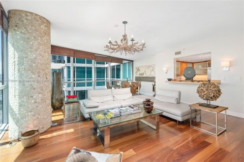 Condo in Miami Beach, Florida, 2 bedrooms  № 120131 - photo 2