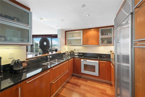 Condo in Miami Beach, Florida, 2 bedrooms  № 120131 - photo 21