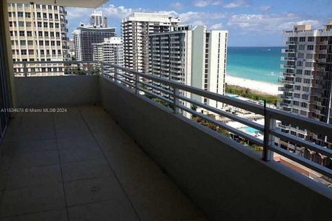Condo in Miami Beach, Florida, 2 bedrooms  № 1013723 - photo 17