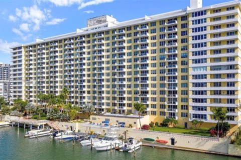 Condominio en venta en Miami Beach, Florida, 2 dormitorios, 154.22 m2 № 1013723 - foto 1