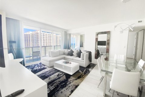 Condo in Fort Lauderdale, Florida, 2 bedrooms  № 1421539 - photo 1