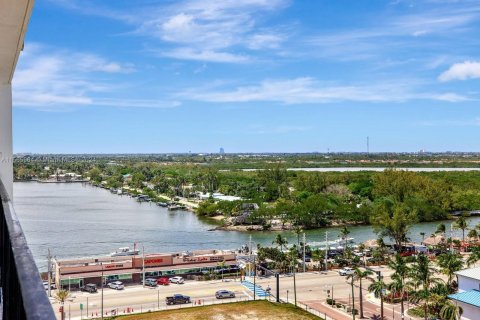 Condo in Hollywood, Florida, 1 bedroom  № 1140649 - photo 12