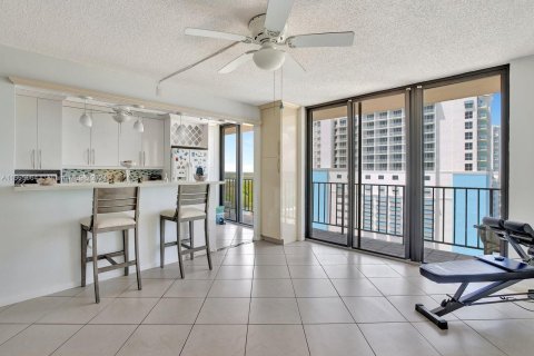 Condo in Hollywood, Florida, 1 bedroom  № 1140649 - photo 8