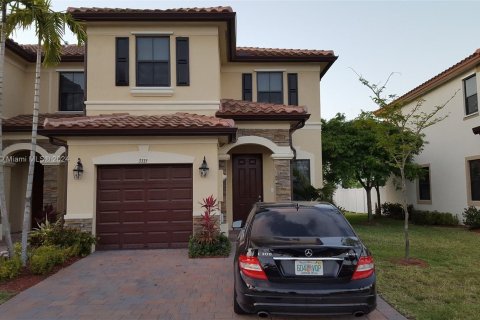 Townhouse in Hialeah, Florida 3 bedrooms, 153.29 sq.m. № 1103110 - photo 1