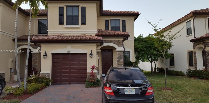 Townhouse in Hialeah, Florida 3 bedrooms, 153.29 sq.m. № 1103110