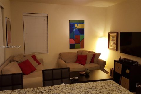 Adosado en venta en Hialeah, Florida, 3 dormitorios, 153.29 m2 № 1103110 - foto 5