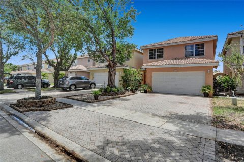 House in Sunrise, Florida 3 bedrooms, 168.62 sq.m. № 995533 - photo 1