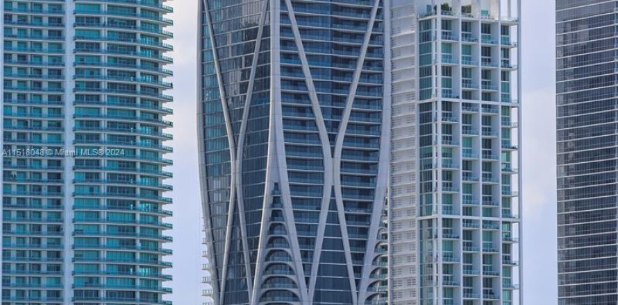 Condo in Miami, Florida, 5 bedrooms  № 965651