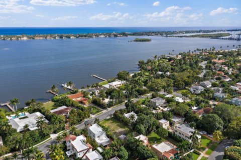 House in West Palm Beach, Florida 4 bedrooms, 240.34 sq.m. № 1141349 - photo 1