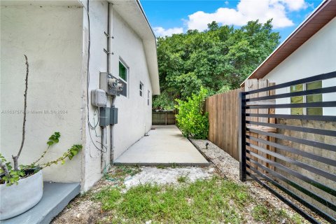 Immobilier commercial à vendre à Miami, Floride: 121.7 m2 № 1309708 - photo 4