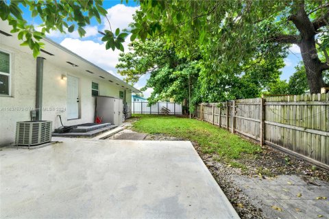 Immobilier commercial à vendre à Miami, Floride: 121.7 m2 № 1309708 - photo 6