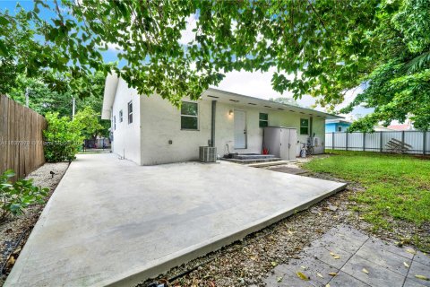 Immobilier commercial à vendre à Miami, Floride: 121.7 m2 № 1309708 - photo 5