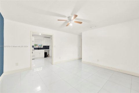 Propiedad comercial en venta en Miami, Florida, 121.7 m2 № 1309708 - foto 8