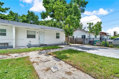 Commercial property in Miami, Florida 121.7 sq.m. № 1309708 - photo 3