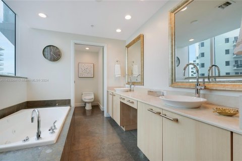 Condo in Miami Beach, Florida, 2 bedrooms  № 1270037 - photo 14