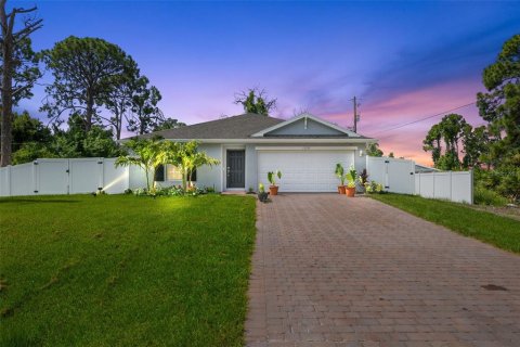 House in Port Charlotte, Florida 4 bedrooms, 139.26 sq.m. № 1287864 - photo 1