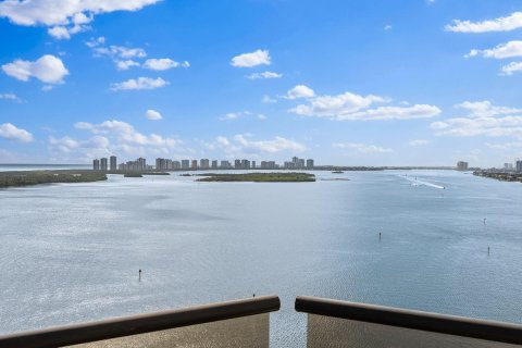 Condo in North Palm Beach, Florida, 3 bedrooms  № 830467 - photo 1