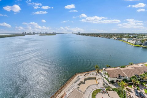 Condo in North Palm Beach, Florida, 3 bedrooms  № 830467 - photo 2