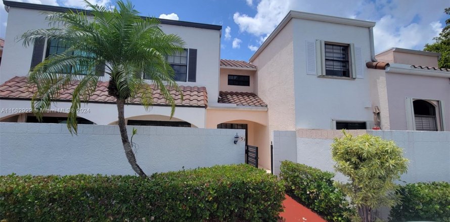 House in Aventura, Florida 2 bedrooms, 116.13 sq.m. № 1162517