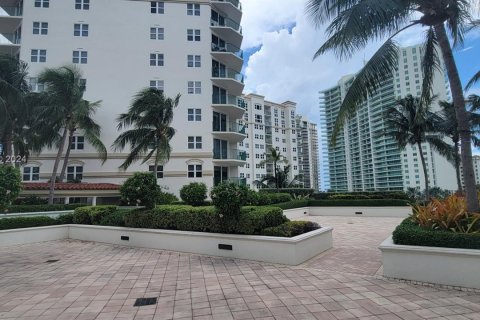 Condo in Aventura, Florida, 2 bedrooms  № 1331990 - photo 19