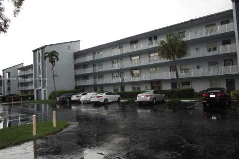 Condo in Margate, Florida, 2 bedrooms  № 1332023 - photo 1