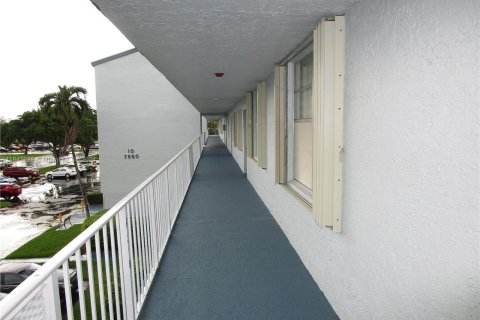 Condo in Margate, Florida, 2 bedrooms  № 1332023 - photo 16