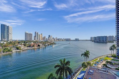 Condo in Aventura, Florida, 2 bedrooms  № 617030 - photo 14