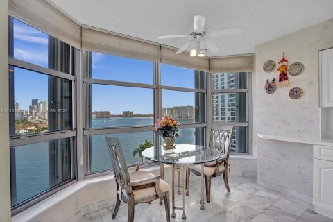 Condo in Aventura, Florida, 2 bedrooms  № 617030 - photo 2