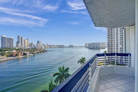 Condo in Aventura, Florida, 2 bedrooms  № 617030 - photo 9