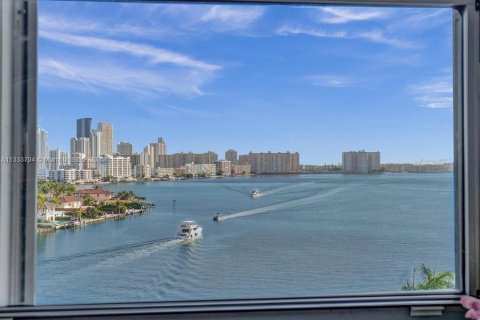 Condo in Aventura, Florida, 2 bedrooms  № 617030 - photo 6