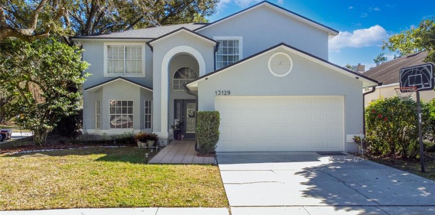 House in Orlando, Florida 5 bedrooms, 269.97 sq.m. № 1300241