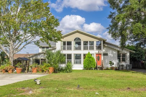 House in Orlando, Florida 6 bedrooms, 314.75 sq.m. № 1429383 - photo 1