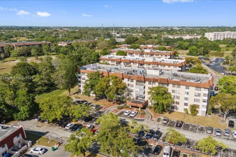 Condo in Lauderhill, Florida, 2 bedrooms  № 1223885 - photo 22