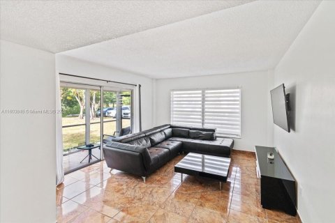 Condo in Lauderhill, Florida, 2 bedrooms  № 1223885 - photo 1