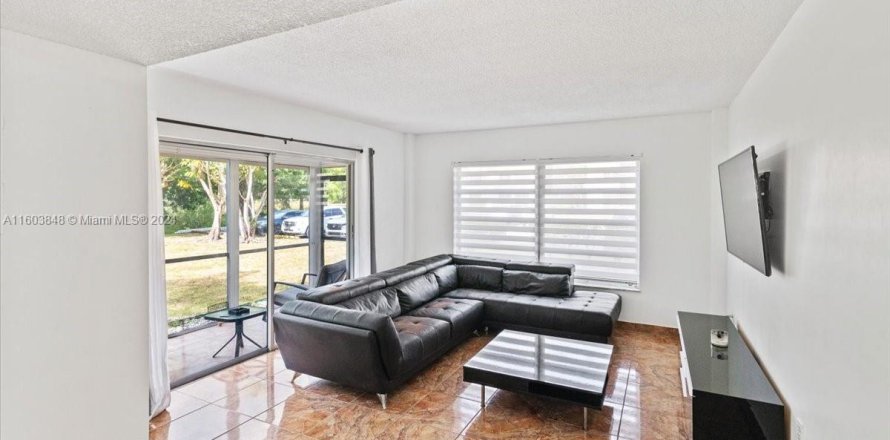 Condominio en Lauderhill, Florida, 2 dormitorios  № 1223885