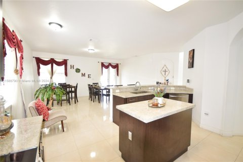 House in Miami, Florida 5 bedrooms, 273.5 sq.m. № 1116234 - photo 20