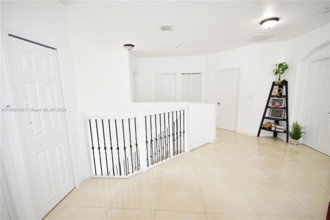 House in Miami, Florida 5 bedrooms, 273.5 sq.m. № 1116234 - photo 23