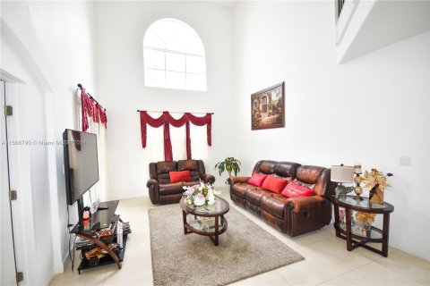 House in Miami, Florida 5 bedrooms, 273.5 sq.m. № 1116234 - photo 7